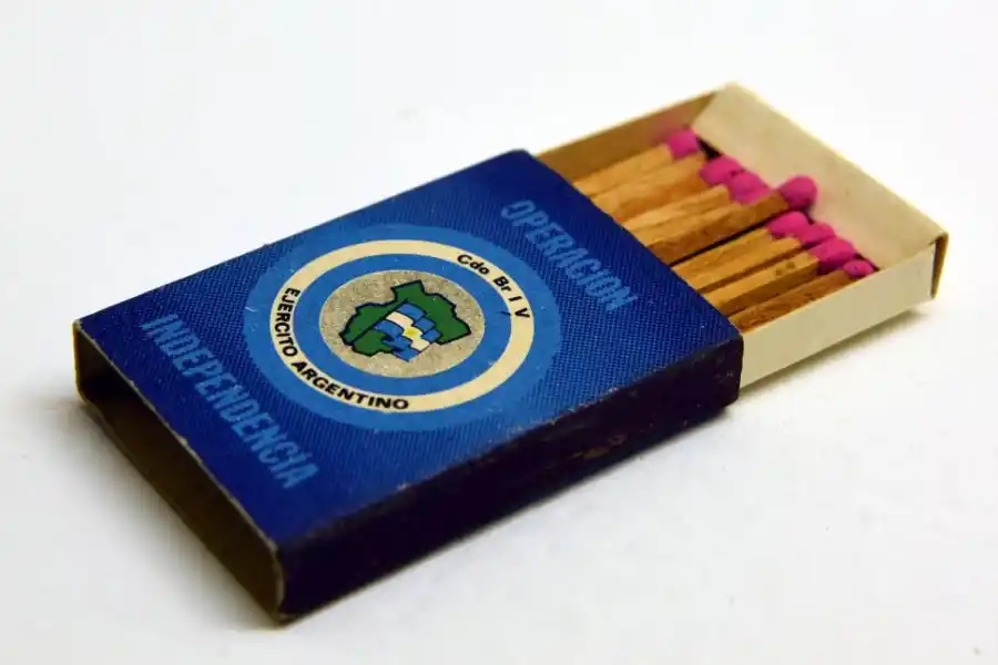 UNIFORMES MILITARES: Muy apreciados entre los coleccionistas las piezas con motivos militares del Siglo XIX. la gaceta / fotos de diego aráoz 