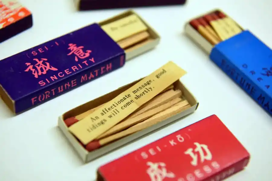 FÓSFOROS DE LA FORTUNA. Como las clásicas galletas, cada cajita trae una  tira de papel con mensajes de sabiduría o positivos. 