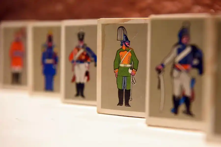 UNIFORMES MILITARES: Muy apreciados entre los coleccionistas las piezas con motivos militares del Siglo XIX.