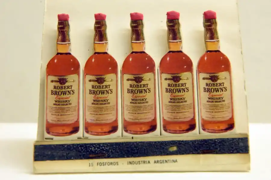 WHISKY: Notable pieza de merchandising en el que cada fósforo es una botella y cada tapa contiene el elemento que enciende la llama.