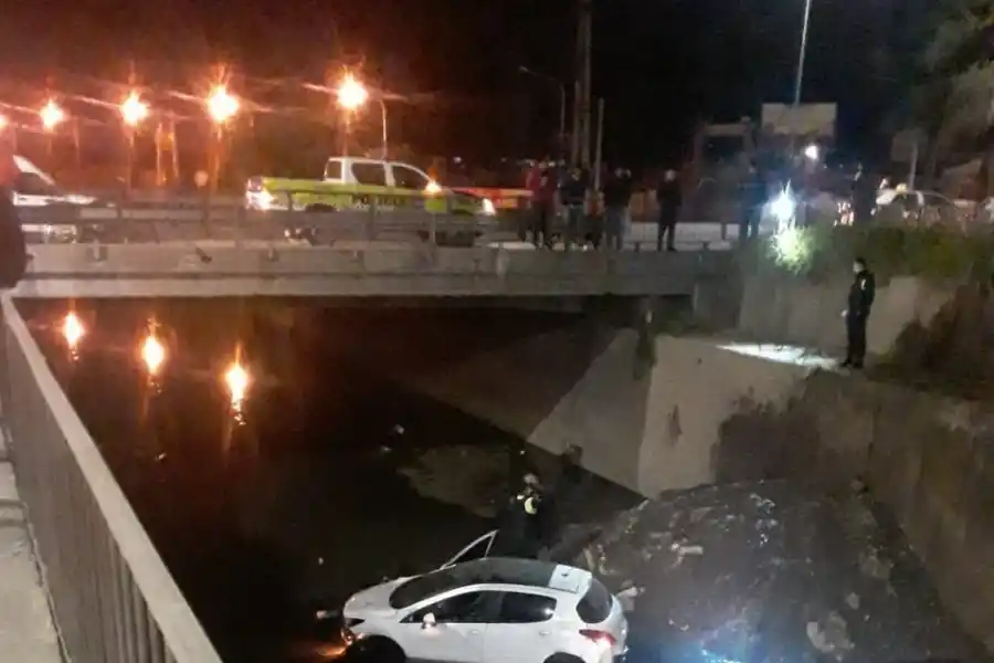 Accidentes en el canal Sur: un auto cayó y otro impactó contra una obra