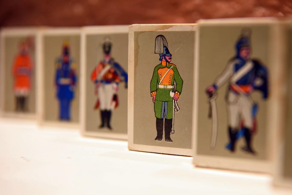 UNIFORMES MILITARES: Muy apreciados entre los coleccionistas las piezas con motivos militares del Siglo XIX.