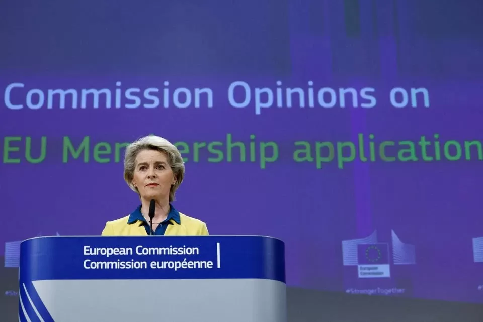 La presidenta de la Comisión Europea, Ursula von der Leyen, asiste a una conferencia de prensa con el comisario europeo de Vecindad y Ampliación, Oliver Varhely. (Reuters)