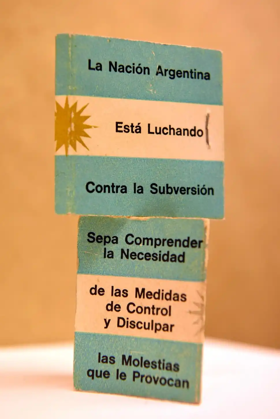 OPERACIÓN INDEPENDENCIA. Esta cajita era entregada a los automovilistas en las rutas tucumanas para advertirles sobre los operativos militares. 