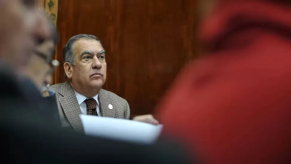 LARGA ESPERA. El ex rector Juan Alberto Cerisola, principal acusado LA GACETA / FOTO DE DIEGO ÁRAOZ