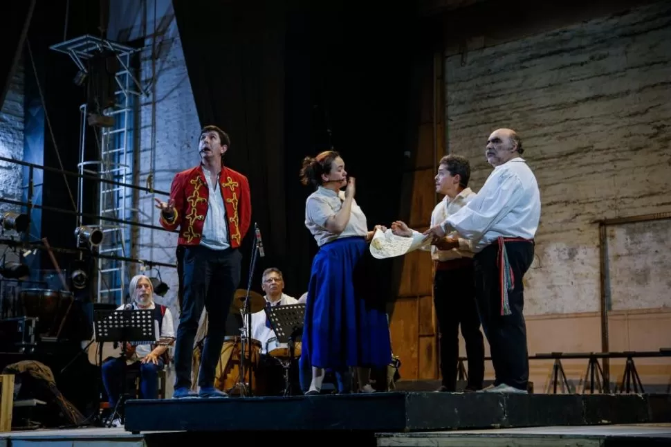 ÚLTIMOS ENSAYOS. Cantantes, músicos y actores de “El inglés”, en la puesta en escena final en el San Martín. prensa