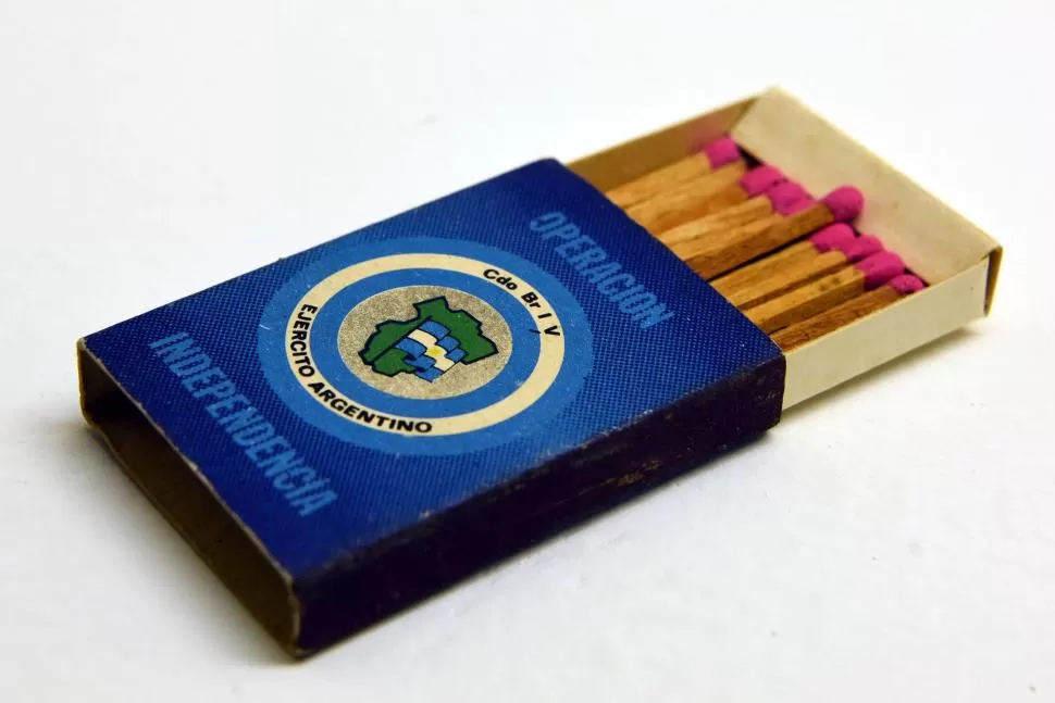 UNIFORMES MILITARES: Muy apreciados entre los coleccionistas las piezas con motivos militares del Siglo XIX. la gaceta / fotos de diego aráoz 