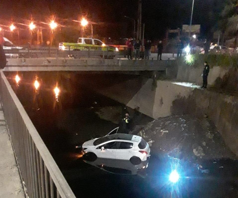 Accidentes en el canal Sur: un auto cayó y otro impactó contra una obra