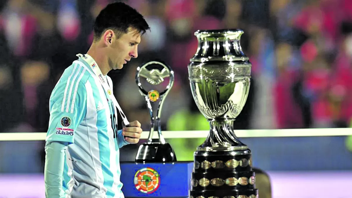 EN ESTADOS UNIDOS. Un Messi abatido pasa a la par de la Copa América que no pudo levanta en 2016 en Nueva Jersey. 