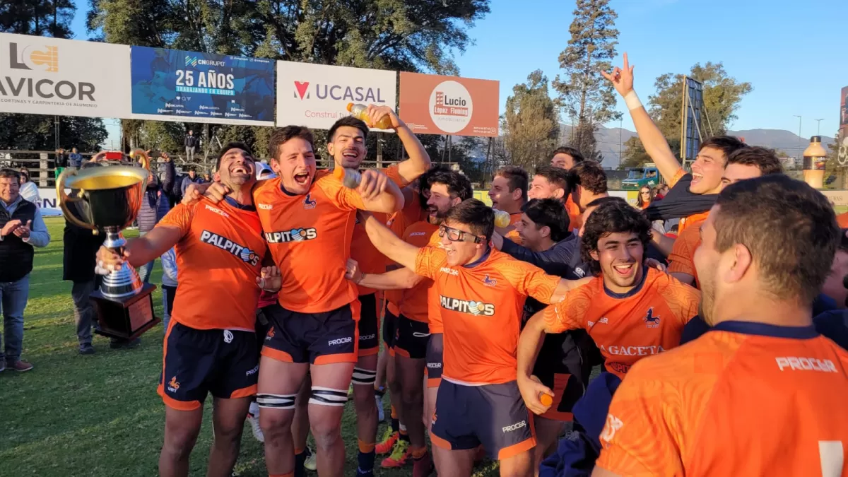 FESTEJO NARANJA. Los jugadores del seleccionado tucumano de rugby celebran en Salta. Foto de LA GACETA / Federico Espósito