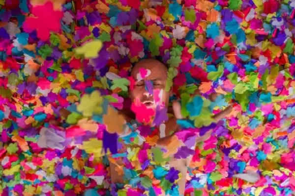 Una performance colectiva en homenaje a Esteban Koukas