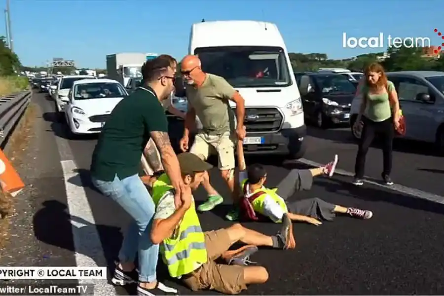 Video: enojados por un corte de ruta, dos conductores desalojaron violentamente a unos manifestantes