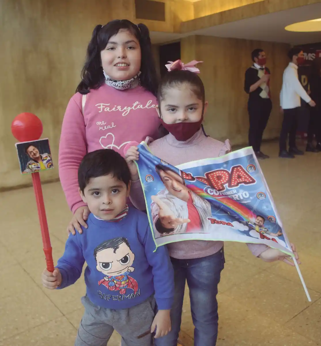 MINI FANS. Hubo espectadores de todas las edades e incluso familias con bebés en coches.