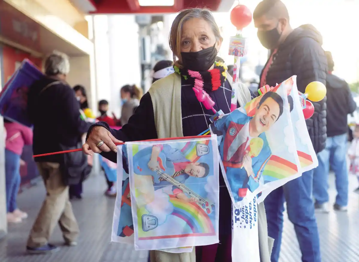 MERCHANDISING. Se vendieron banderas con la cara de Topa, vinchas y micrófonos luminosos.