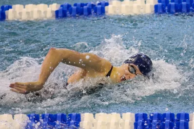 La Federación de Natación marca un límite a la participación de nadadoras trans en las pruebas femeninas