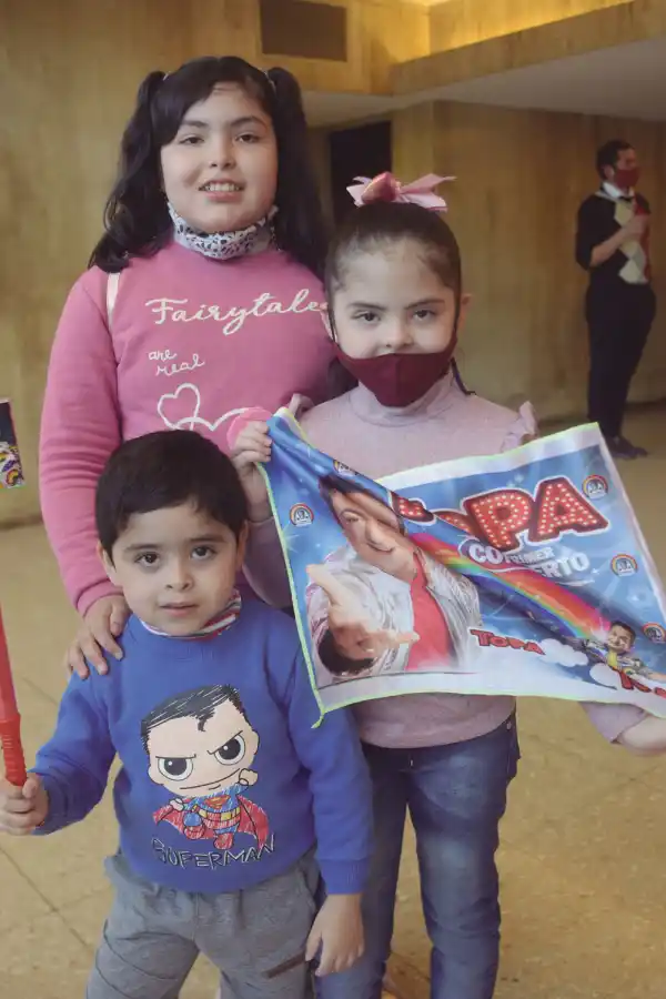 MINI FANS. Hubo espectadores de todas las edades e incluso familias con bebés en coches.