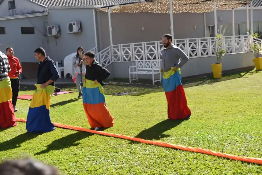 SIN PARAR. Los festejados se divirtieron con juegos durante varias horas. 
