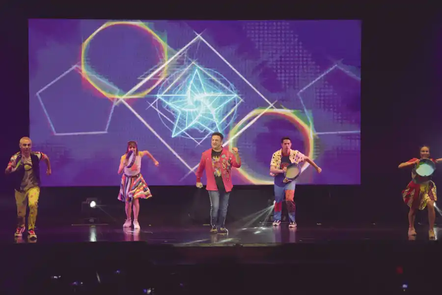 EL EQUIPO. Como en la tele, Topa compartió el escenario con su grupo de amigos inseparables (Cami, Fer, Flor y Hugo).