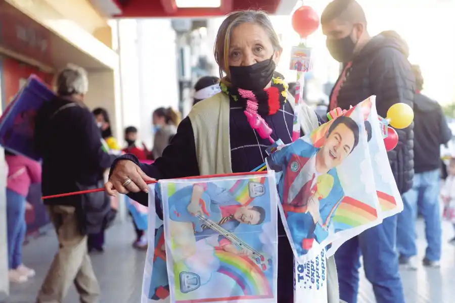MERCHANDISING. Se vendieron banderas con la cara de Topa, vinchas y micrófonos luminosos.