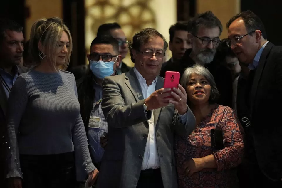Gustavo Petro, candidato presidencial por la alianza política 'Pacto Histórico', posa para una foto con simpatizantes ante una mesa de trabajo nacional con aliados políticos, en Bogotá, Colombia, 17 de junio de 2022. 