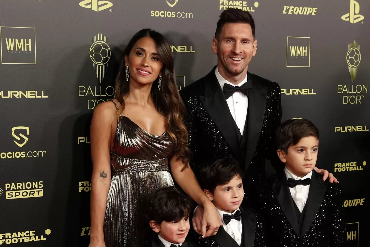 Leo Messi y Anto Roccuzzo junto a sus hijos