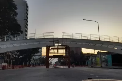 Mañana izarán el puente peatonal de la Mate de Luna: ¿a qué hora se habilitará el tránsito vehicular?