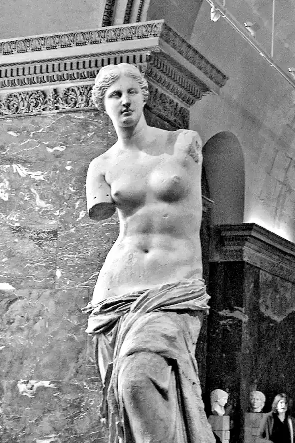 VENUS DE MILO. Una figura diferente y contraria a la extrema delgadez que se impone en la moda de los siglos XX y XXI.
