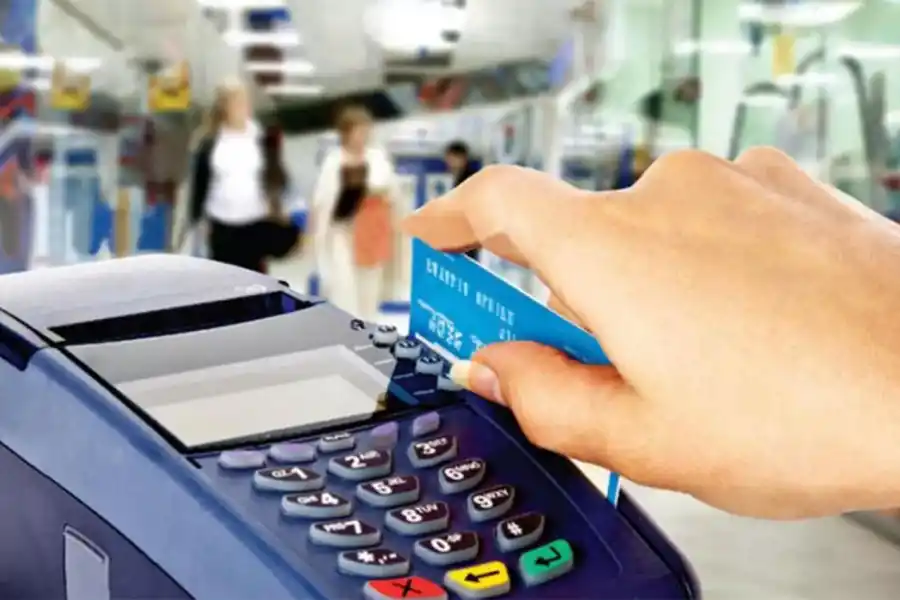 MENOS FINANCIACIÓN. La suba de tasas encareció los montos para pagar el mínimo de una tarjeta de crédito.