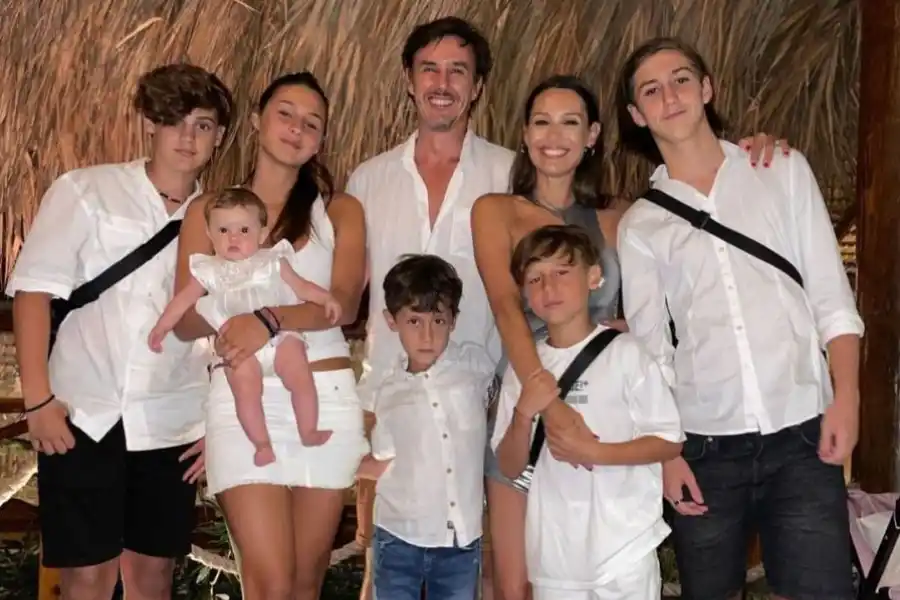Pampita y su familia ensamblada junto a Roberto García Moritán