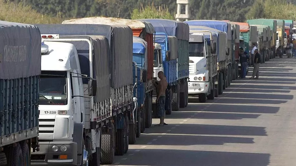 EN FILA. Los camiones se formarán, según dijo Reinoso, en fila al costado de la ruta como protesta por la falta de gasoil y para exigir federalismo. 