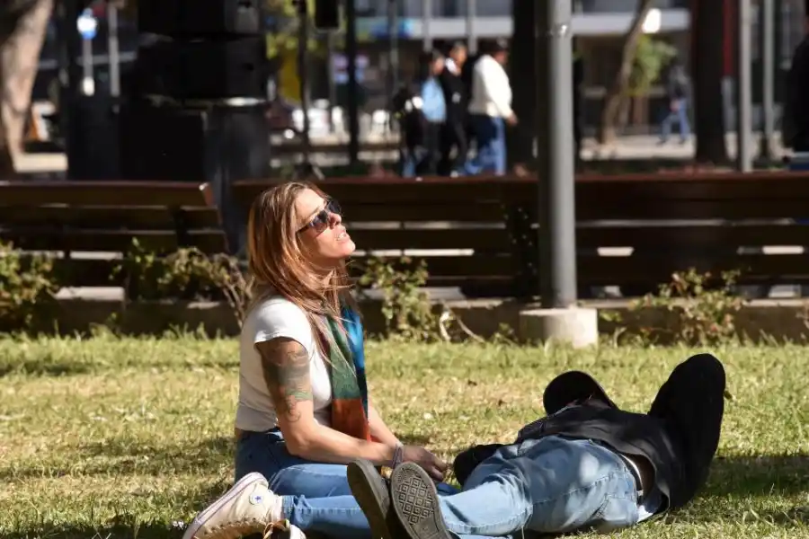 AL AIRE LIBRE. Frente al sol, no hacía falta abrigo.