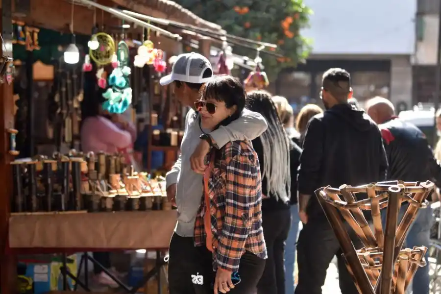 TIENDAS DE REGALOS. Muchos turistas recorrieron los puestos en busca de artesanías, recuerdos y símbolos patrios en honor al Día de la Bandera. LA GACETA / FOTOS DE INÉS QUINTEROS ORIO