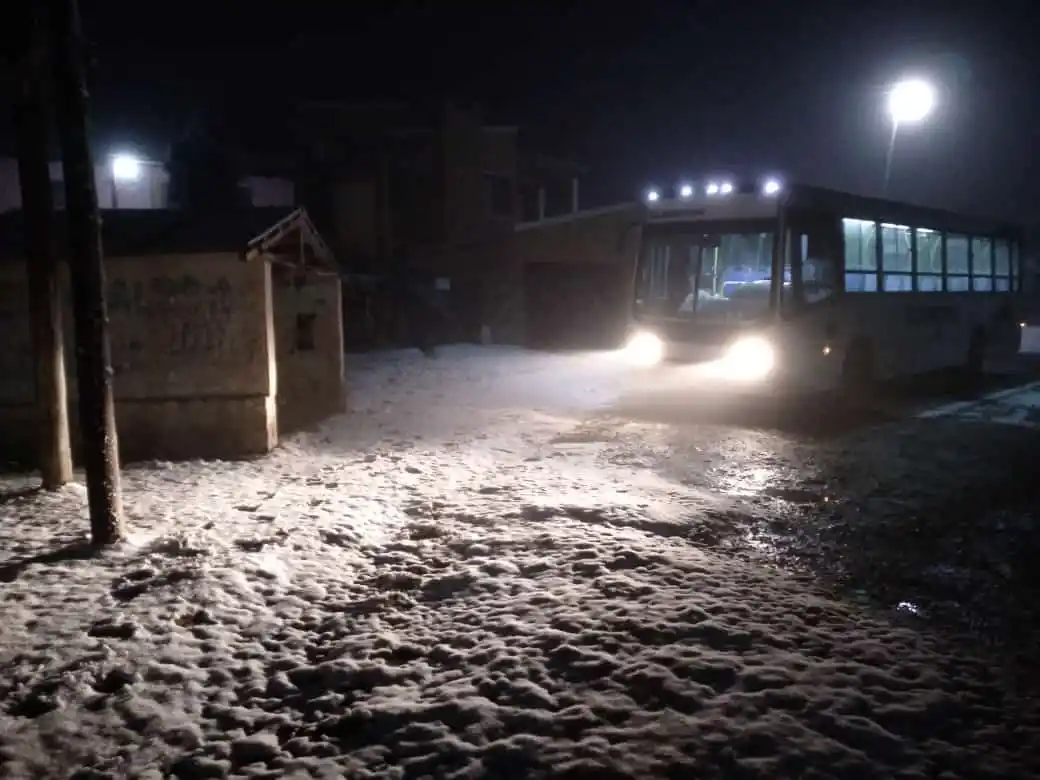 La nieve llegó a Tafí del Valle durante la madrugada, mientras sigue bajando la temperatura en Tucumán