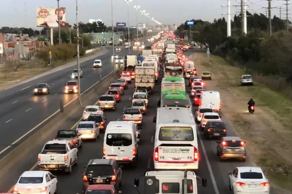 Miles de autos varados por la protesta de los transportistas en Buenos Aires.