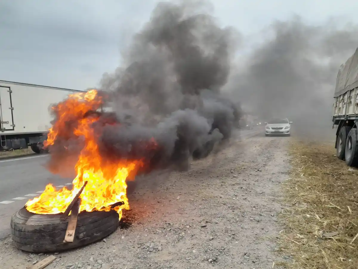 Apedrean camiones para obligarlos a dejar de circular