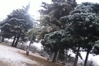 La nieve llegó a Tafí del Valle durante la madrugada, mientras sigue bajando la temperatura en Tucumán