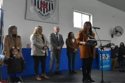 Una funcionaria usó lenguaje inclusivo en un acto escolar y fue abucheada