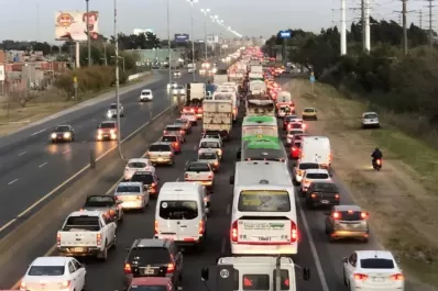Tienen cinco minutos o me llevo los camiones, les dijo Berni y empezaron a salir de la ruta