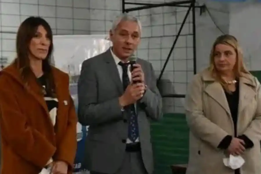 Una funcionaria usó lenguaje inclusivo en un acto escolar y fue abucheada