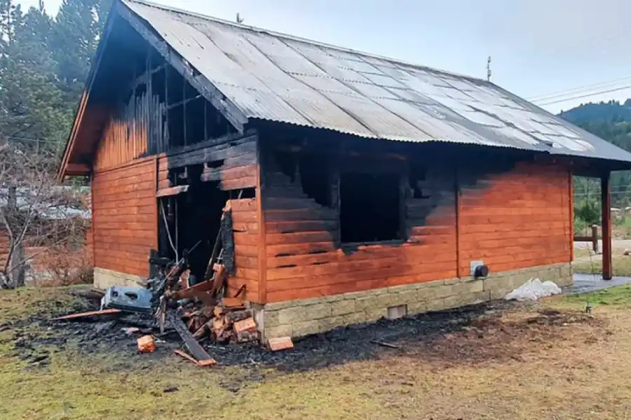 La oficina pública que fue incendiada por la RAM.