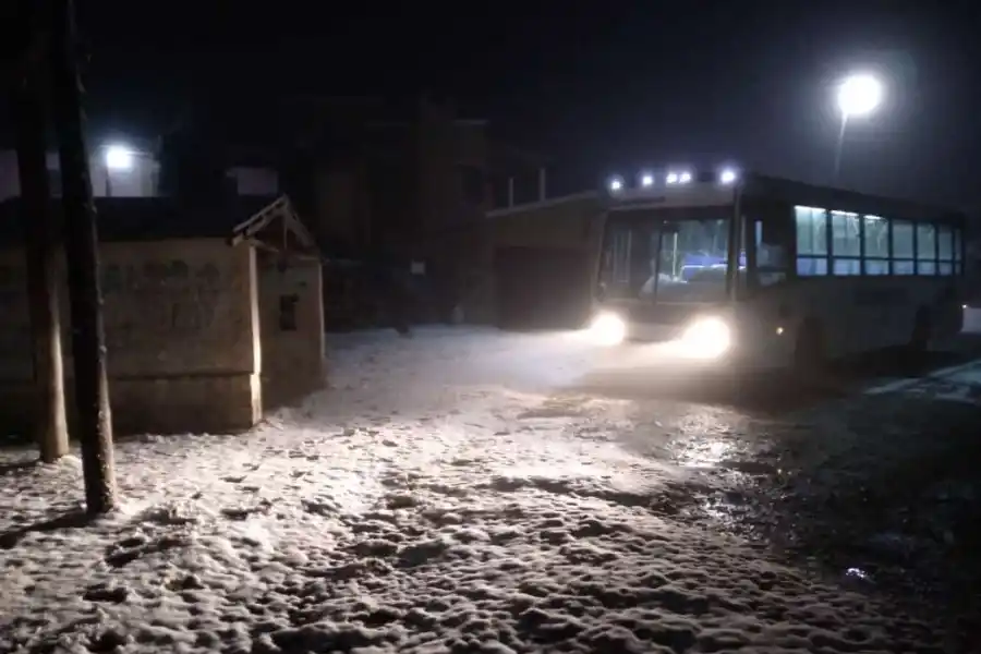 La nieve llegó a Tafí del Valle durante la madrugada, mientras sigue bajando la temperatura en Tucumán