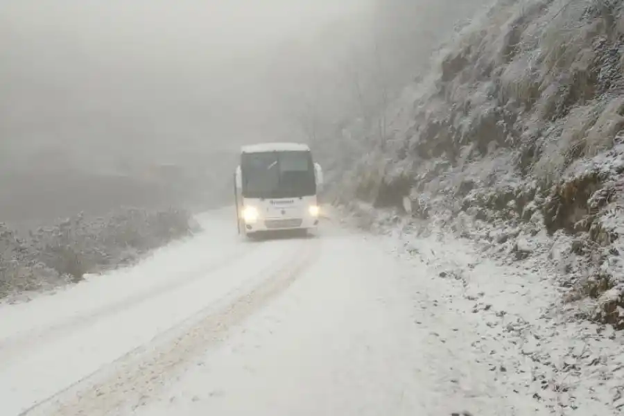 La nieve llegó a Tafí del Valle durante la madrugada, mientras sigue bajando la temperatura en Tucumán