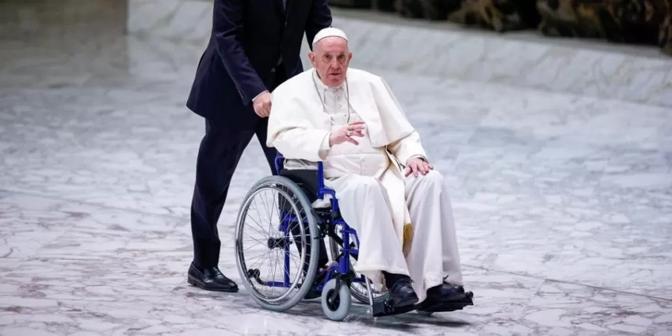FRAGILIDAD. El Papa usa una silla de ruedas en estos días, pero está en vías de recuperación, según su vocero.  