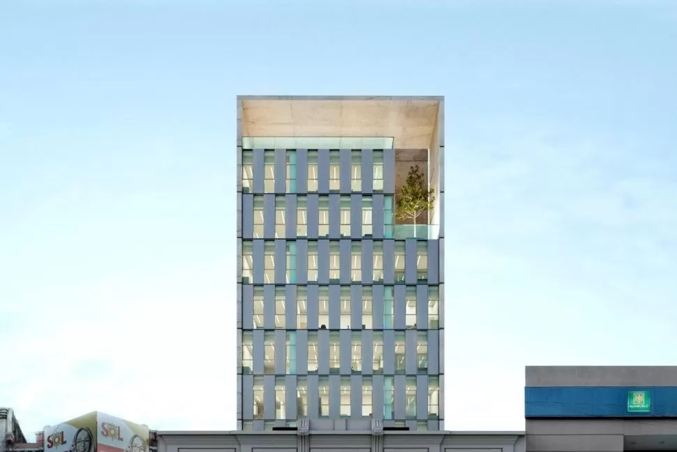 HACIA ARRIBA. La torre de siete pisos permitirá reunificar al Registro Civil, hoy repartido en tres oficinas del centro, lo que complica los trámites.  