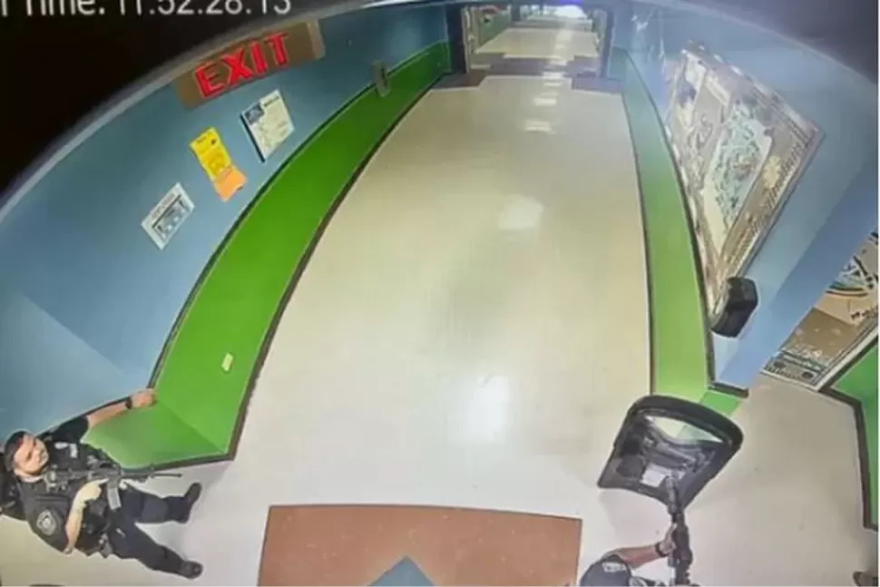 Policías esperando en el pasillo de la escuela de Texas. AUSTIN AMERICAN-STATESMAN / KVUE-TV
