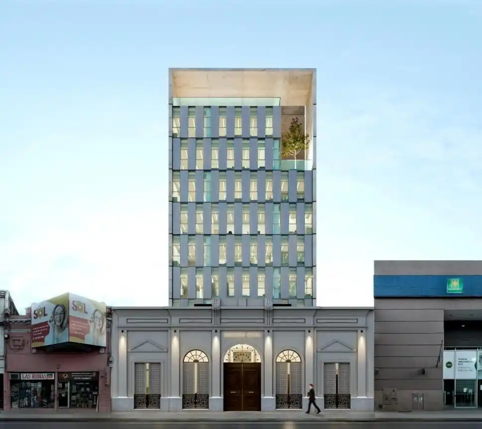 HACIA ARRIBA. La torre de siete pisos permitirá reunificar al Registro Civil, hoy repartido en tres oficinas del centro, lo que complica los trámites.  