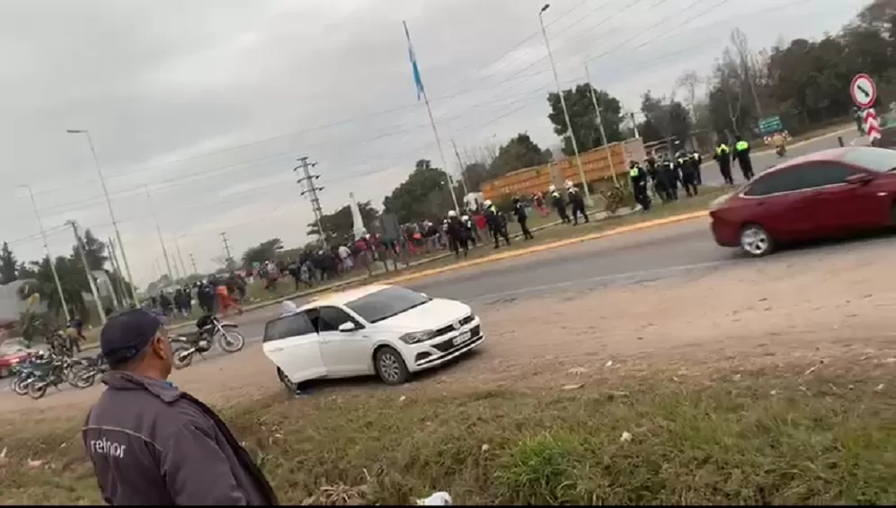 INCIDENTES ENTRE POLICÍAS, OBREROS AZUCAREROS Y TRANSPORTISTAS DE CARGA. Captura de Video