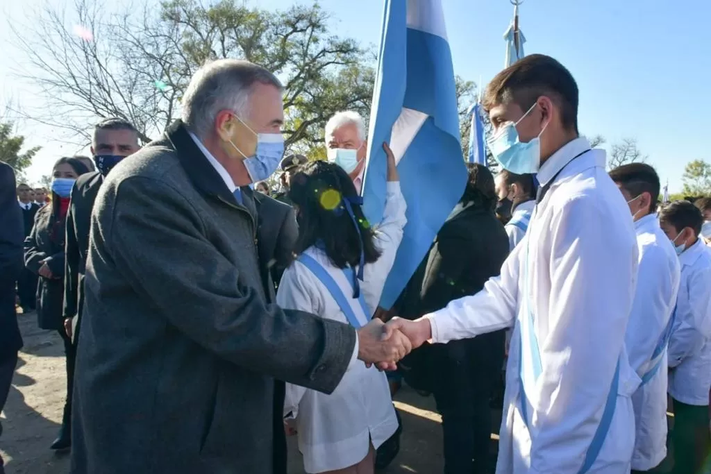 El gobernador, Osvaldo Jaldo, saluda a un alumno durante un acto oficial. Foto de Prensa Gobernación