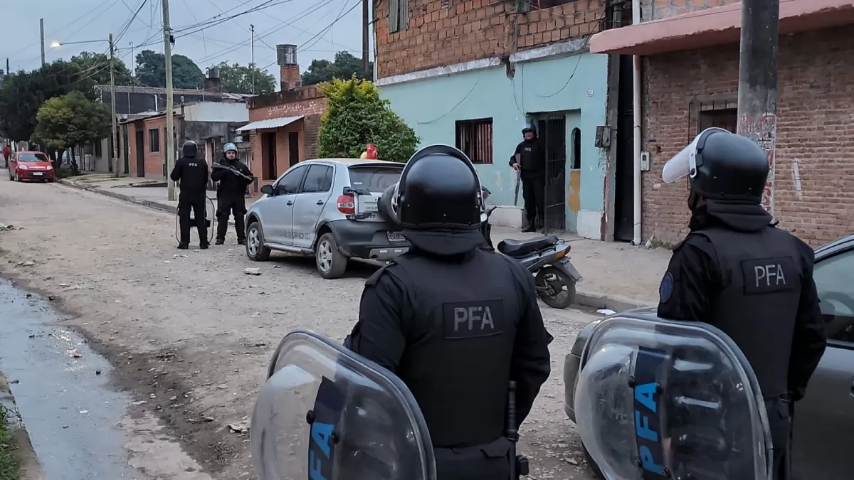 Realizan un allanamiento antidroga en el barrio Almafuerte