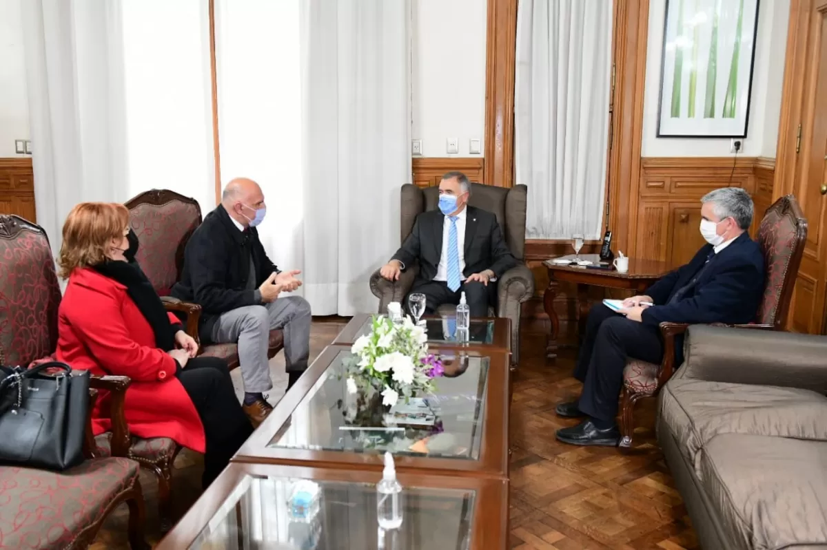 En la Casa de Gobierno, Jaldo se reunió con autoridades del Colegio Médico de Tucumán. Foto de Comunicación Pública